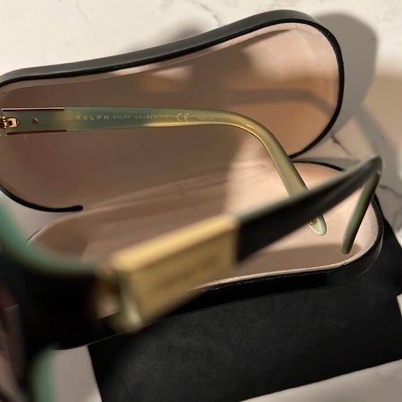 Beautiful sunglasses by Ralph Lauren - Picture 2 of 7